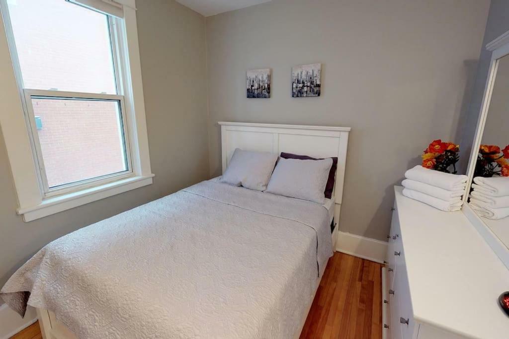 Ferienwohnung Bright, Clean, Private. In The Heart Of Downtown! Parking, Wi-Fi And Netflix Included Ottawa Exterior foto